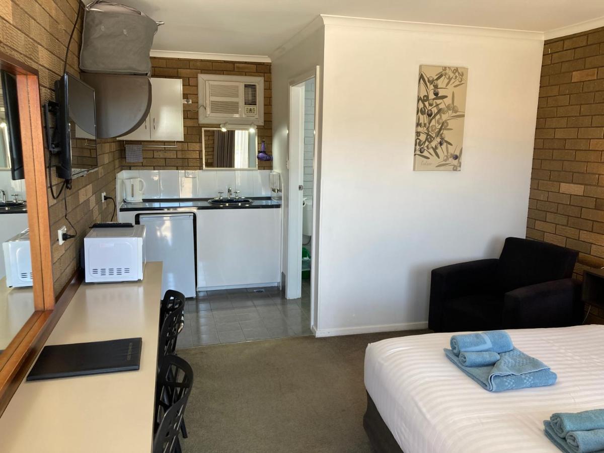 Camellia Motel Narrandera Exterior photo