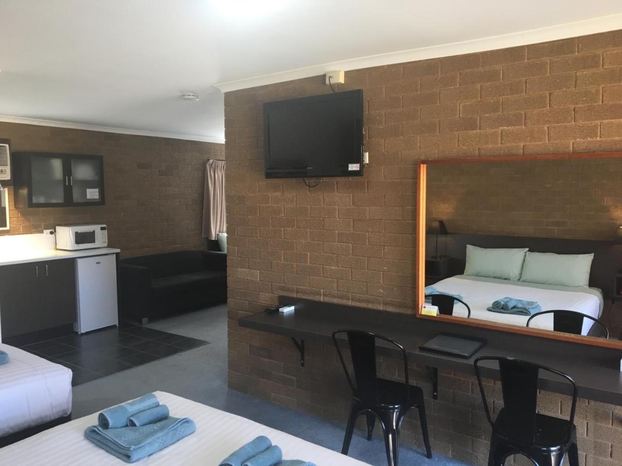 Camellia Motel Narrandera Exterior photo